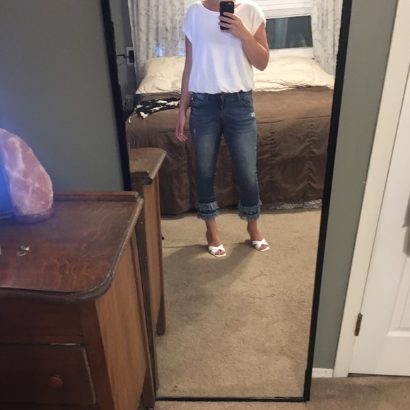 Capri or ankle length jeans shredded bottom - Picture 5 of 9